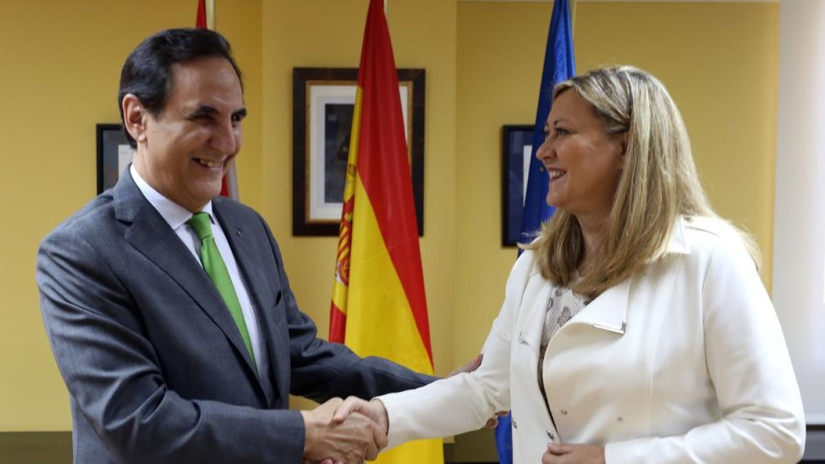 La consejera de Economía y Hacienda, Pilar del Olmo, y el presidente de Iberaval, José Rolando Álvarez, firman un acuerdo para la puesta en marcha de un nuevo programa de apoyo financiero.-ICAL