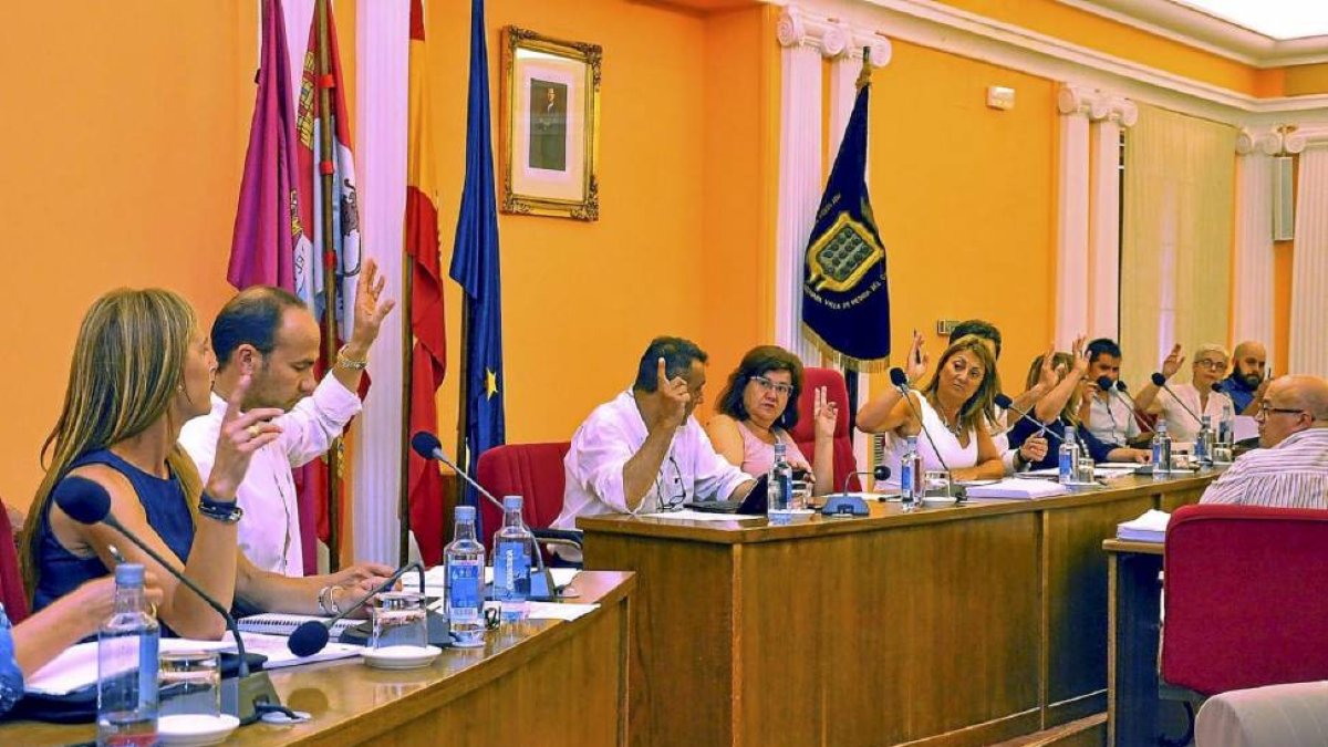 Las bancadas ‘popular’ (a la izquierda) y socialista votan juntas en uno de los puntos del orden del día de la sesión plenaria celebrada ayer.-Santiago