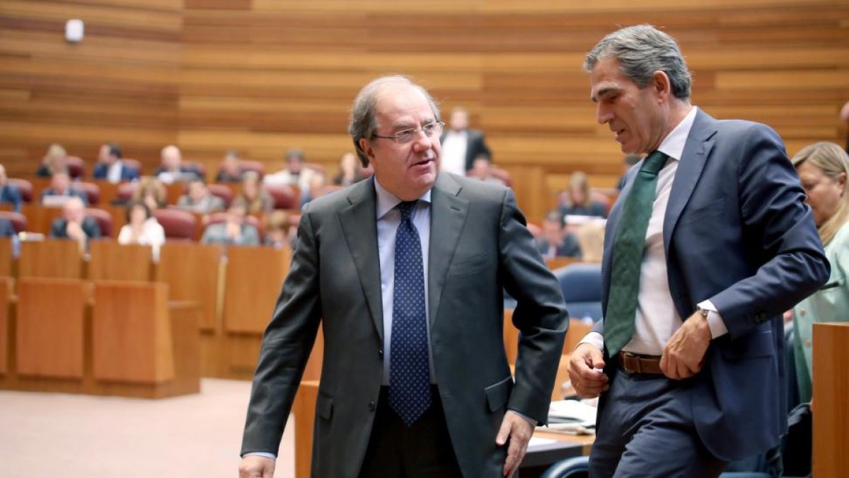 El presidente de la Junta, Juan Vicente Herrera, y el portavoz del Grupo Parlamentario Popular, Juan José Sanz, durante el pleno de las Cortes de Castilla y León-ICAL