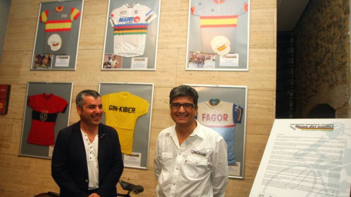 El concejal de Cultura del Ayuntamiento de Ponferrada, Santiago Macias (I), junto al coleccionista Miguel Rodríguez Ufano (D), presentan la exposición de maillots de ciclismo históricos del Museo del Maillot en el Museo del Bierzo de Ponferrada (León)-Ical