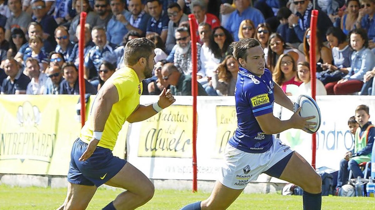 El debutante Tomás Carrió corre hacia la línea de marca rival.-J.M. LOSTAU