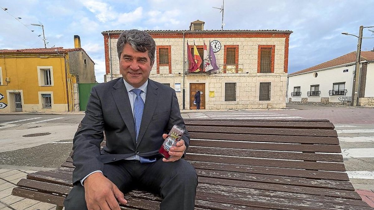 El alcalde de Santibáñez de Valcorba, Manuel Fernández González, con su smartphone en uno de los puntos donde instalarán el punto wifi gratuito.-PABLO REQUEJO (PHOTOGENIC)