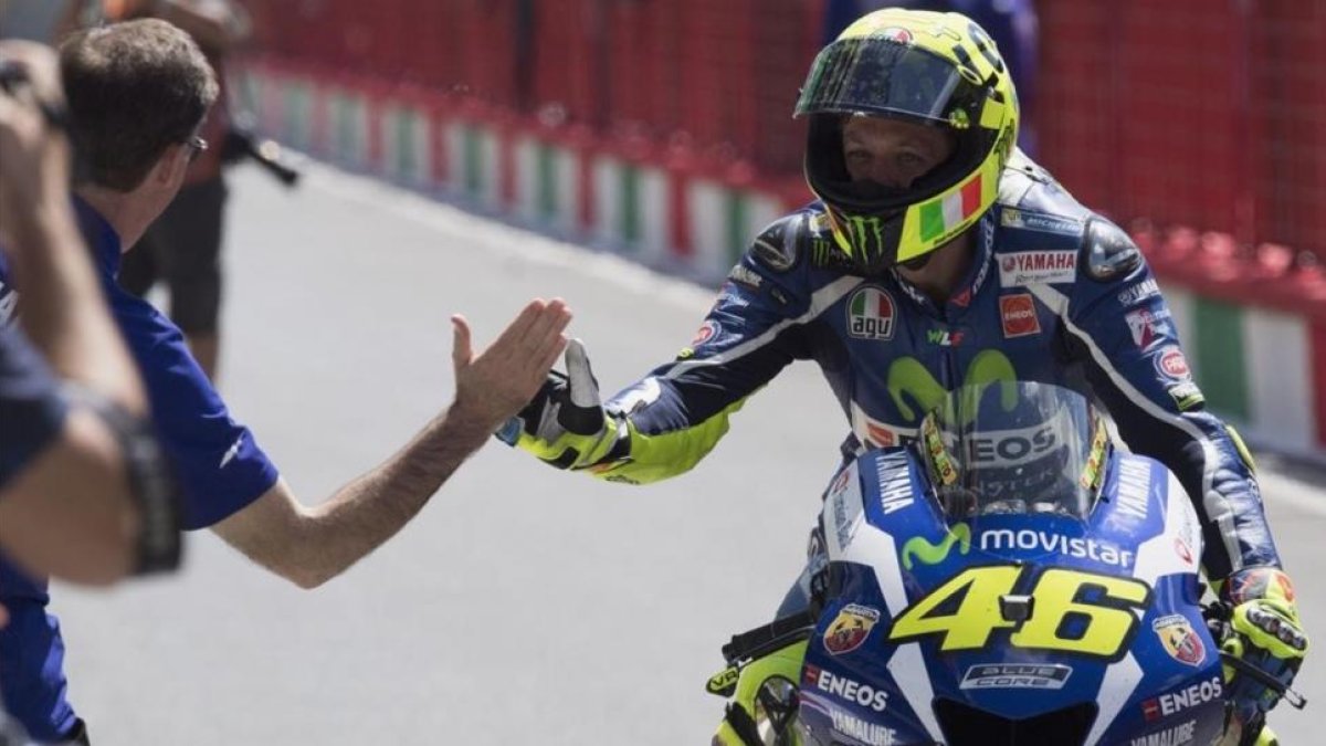 Lin Jarvis, jefe de Yamaha, felicita a Valentino Rossi por su 'pole' en Mugello.-MIRCO LAZZARI