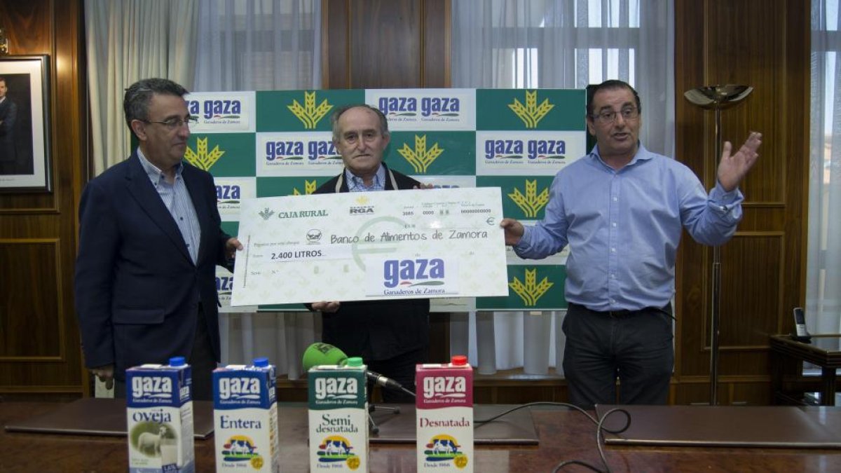 Caja Rural de Zamora entrega al Banco de Alimentos de Zamora el cheque con los kilos conseguidos en la Bicicleta Solidaria de la Caja y Seguros RGA, José luis calvo director de GAZA, Tómas Vega tesorero del banco de alimentos y Narciso Prieto-Ical
