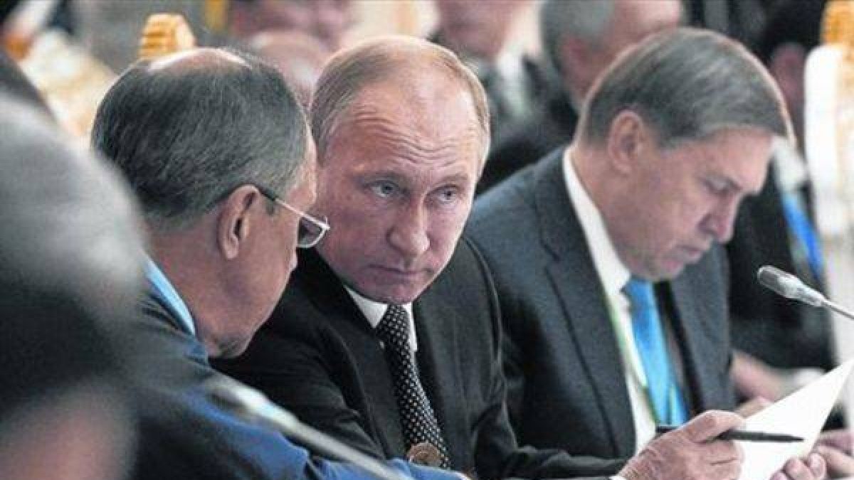 El presidente Putin consulta con su ministro de Asuntos Exteriores durante una cumbre en Dushanbé, ayer.-Foto:  AFP / MICHAEL KLIMENTYEV