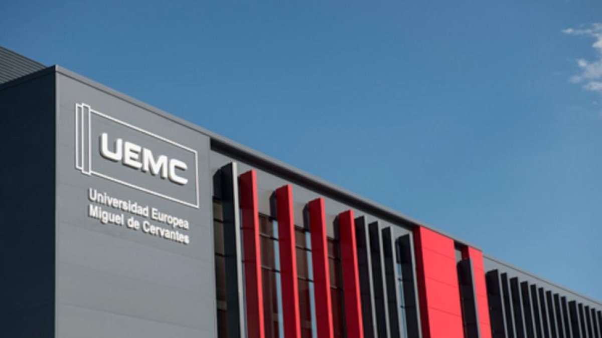 Detalle de la fachada de la UEMC. E. M.