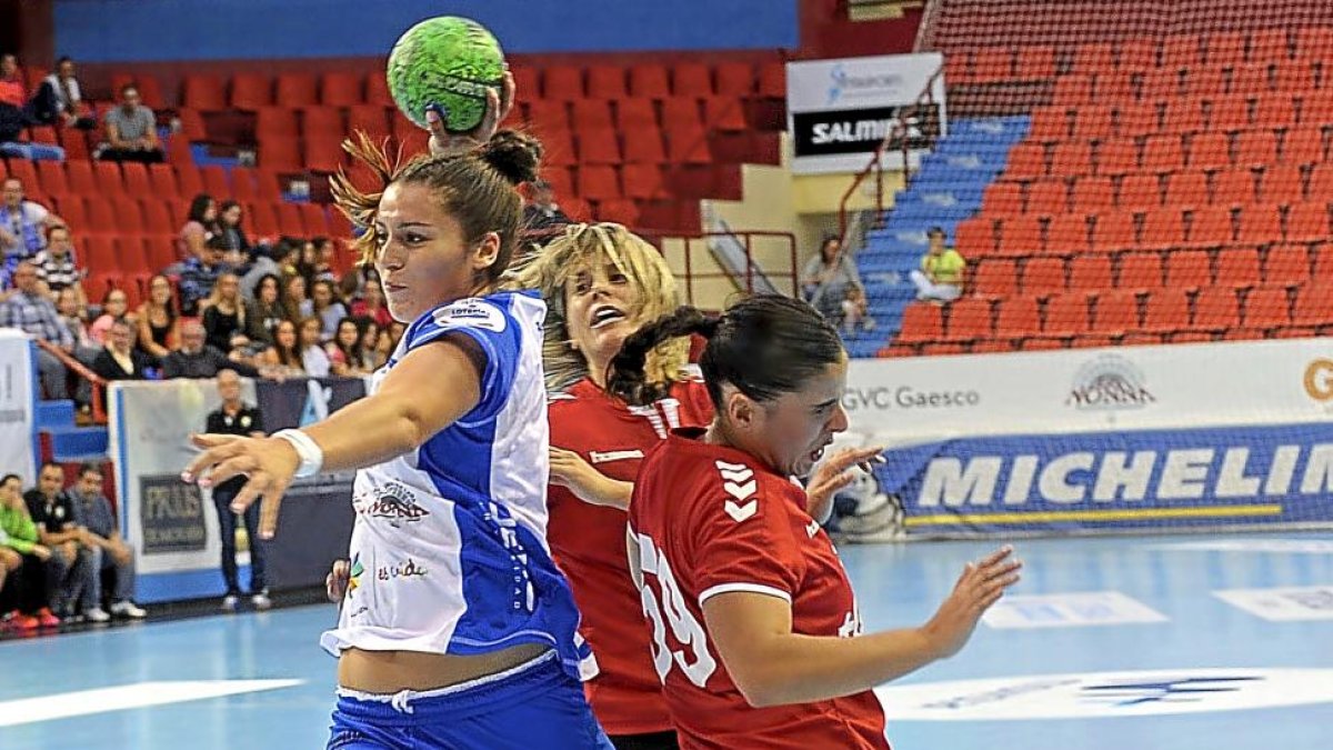 Eli Cesáreo, en el duelo ante Zuazo de la primera vuelta.-R. FERNÁNDEZ
