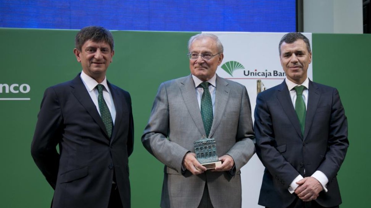 En el centro, el presidente de Unicaja Banco, Manuel Azuaga.