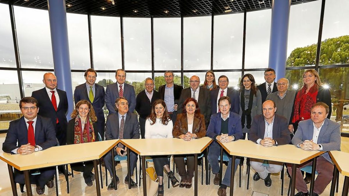 Foto de familia de la visita de Miriam González y Nick Clegg a las instalaciones del Parque Tecnológico de Boecillo.-J. M. LOSTAU
