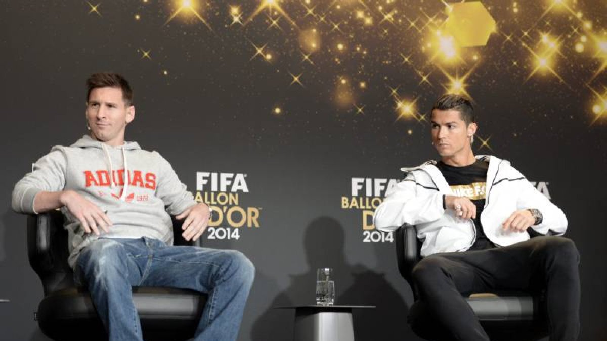 El delantero argentino del FC Barcelona, Lionel Messi (izda), y el protugués del Real Madrid, Cristiano Ronaldo, nominados al Balón de Oro, ofrecen una rueda de prensa antes de la gala de la FIFA que se celebra hoy en Zúrich, Suiza.-Foto: EFE