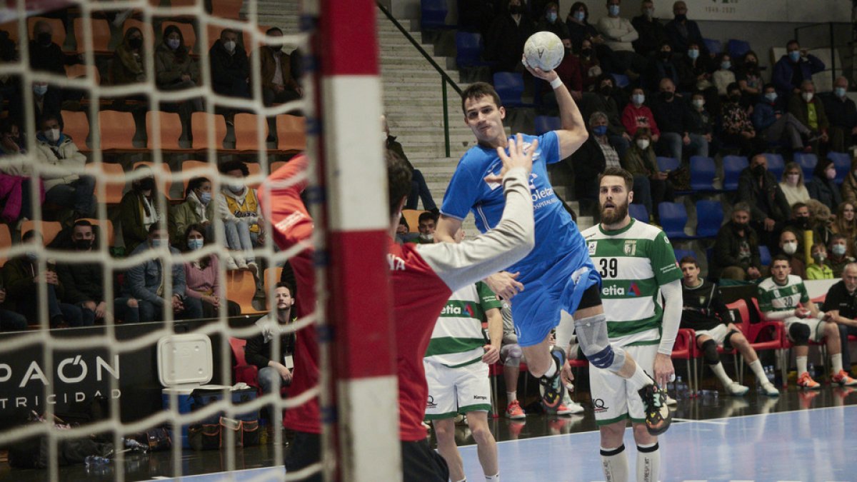 Serrano arma el brazo para lanzar a portería. / LOF