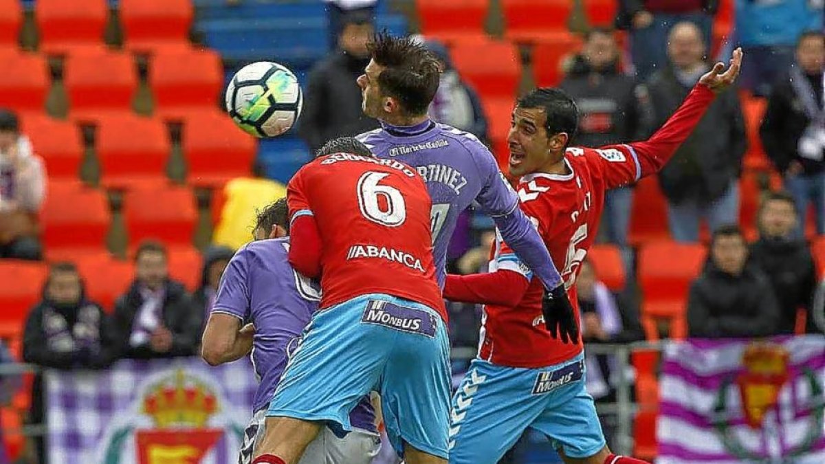 Toni remata limpiamente ante Pita en la jugada del segundo gol anulado.-PHOTO-DEPORTE