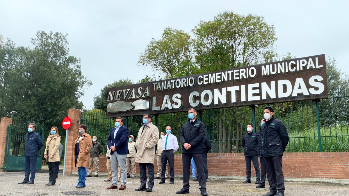 Nevasa honra con un minuto de silencio la memoria de las víctimas de la pandemia y de los fallecidos en 2021. / E.M.