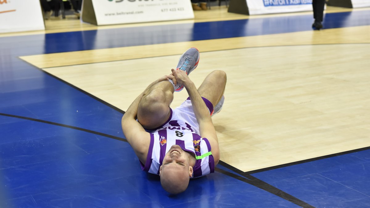 Íñigo Royo se duele en el piso tras caer lesionado. LOF