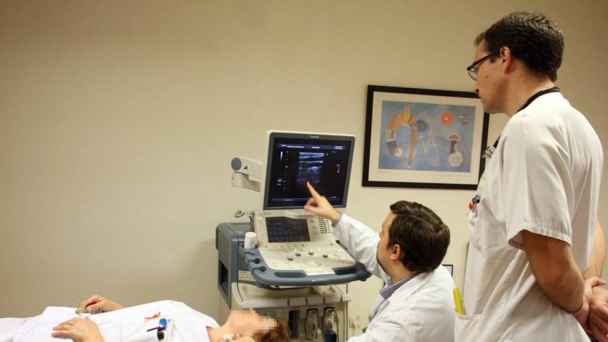 Dos médicos realizan pruebas de prevención del ictus, en el Día Mundial de esta enfermedad-Ical