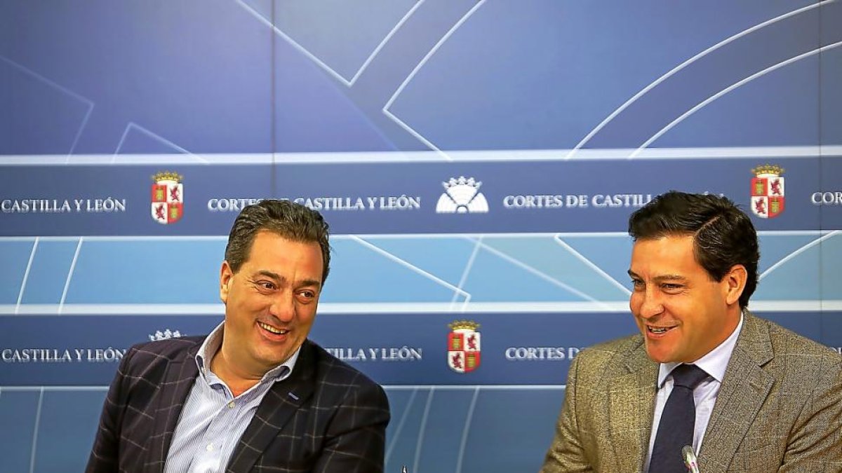 Salvador Cruz y Raúl de la Hoz durante la presentación de la iniciativa legislativa.-ICAL