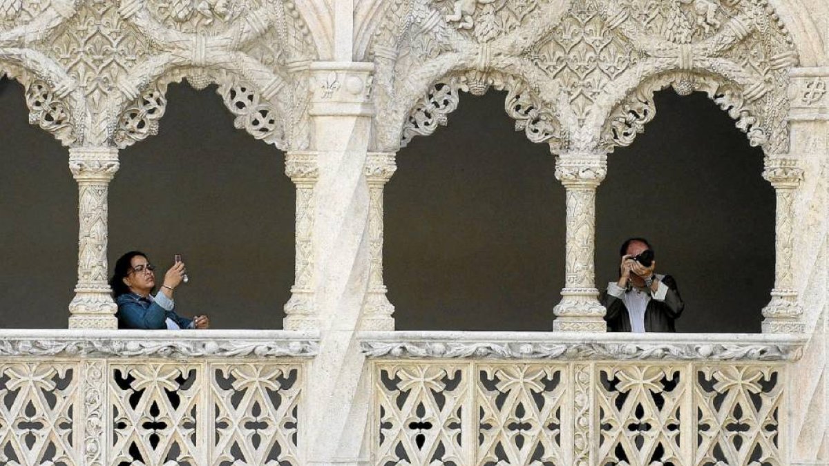 Dos turistas fotografían el claustro del Colegio de San Gregorio, sede del Museo Nacional de Escultura-J.M.Lostau