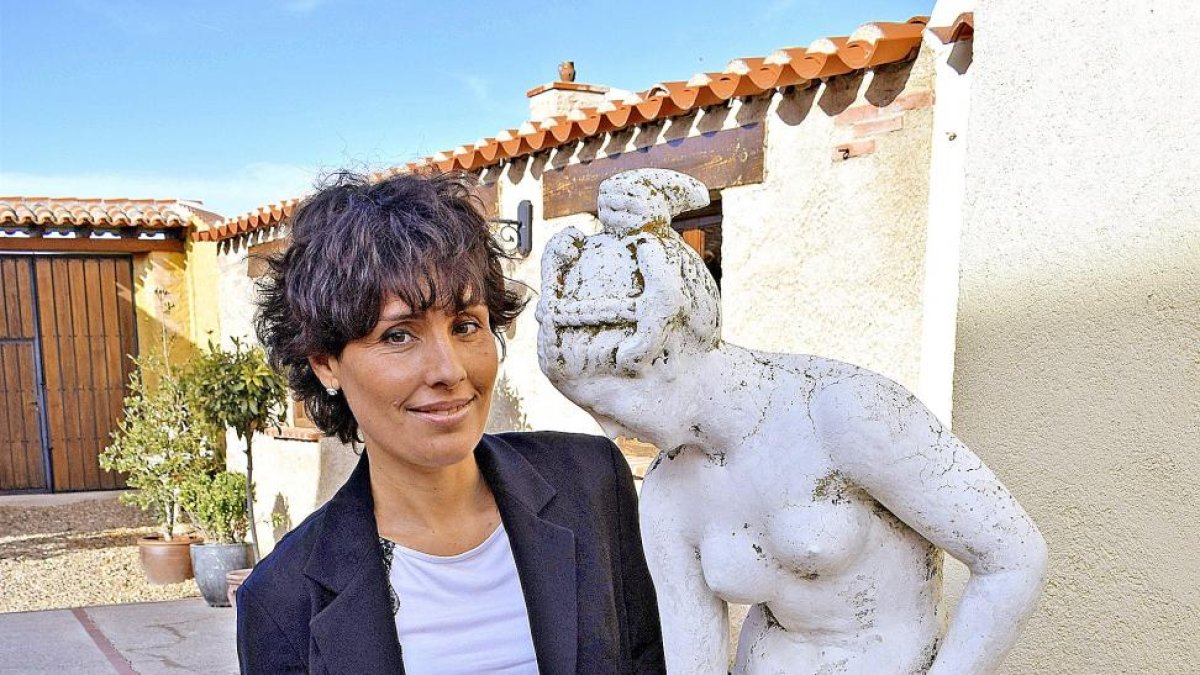 La investigadora y empresaria María José Celemín, junto a la estatua de la diosa griega Afrodita, que se encuentra en el patio de una de sus casas rurales de Castronuño (Valladolid). ArgiComunicación-ARGICOMUNICACIÓN