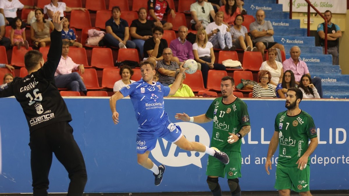 Dimitrioski culmina un contraataque en el duelo inaugural de la Liga Asobal ante Cuenca (28-33). J. M. LOSTAU