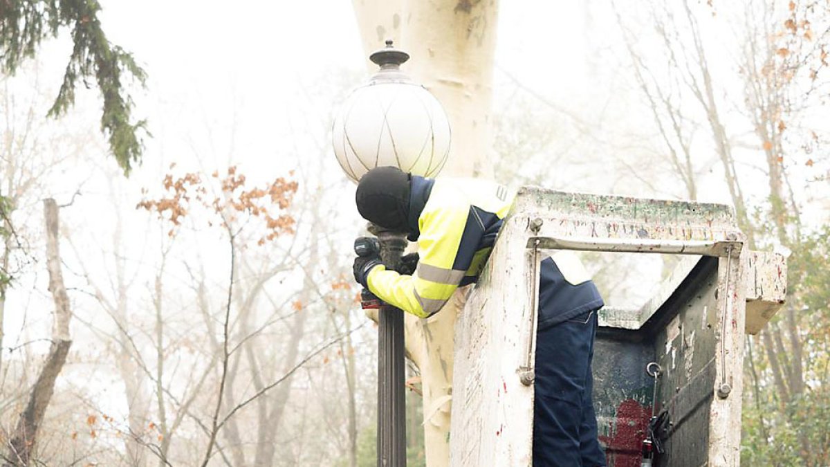 Instalación de luminarias LED en el Paseo del Príncipe del Campo Grande. E. M.