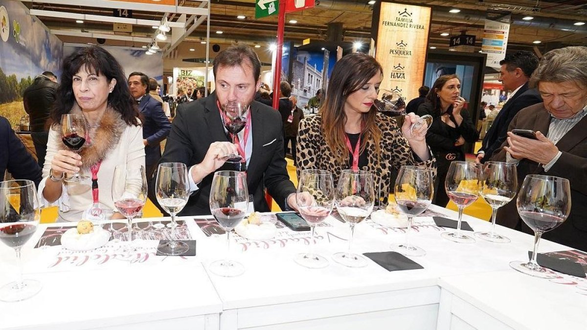 El alcalde de Valladolid, flanqueado por la concejal de Cultura y Turismo y la presidenta de la Asociación Provincial de Empresarios de Hostelería, catando un vino en Madrid Fusión.-AYUNTAMIENTO DE VALLADOLID