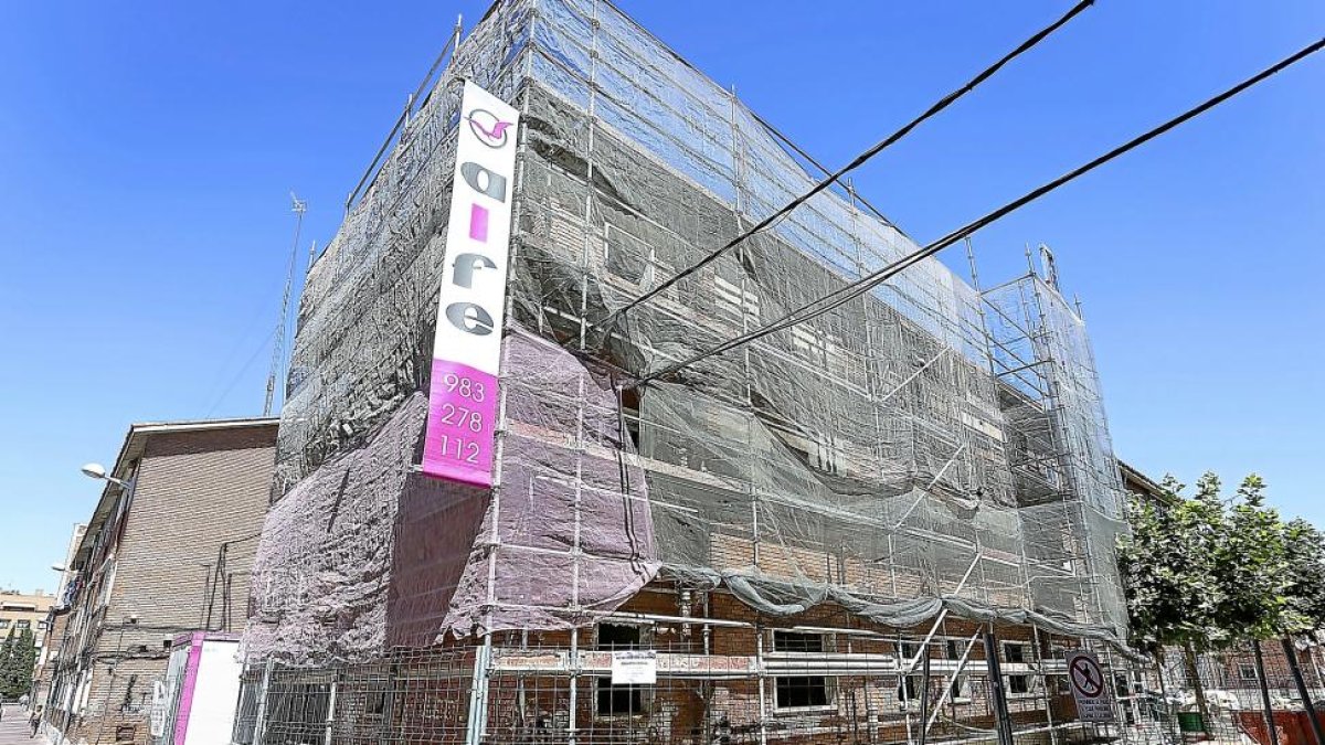 Edificio de Zorzal 12, de propiedad municipal, que ha sido avanzadilla de las obras de la primera fase.-M.Á.SANTOS