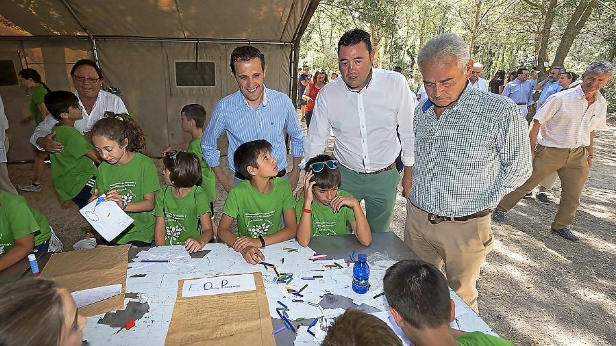 El presidente de la Diputación de Valladolid, Conrado Íscar, clausuró ayer el primer campamento medioambiental de la Mancomunidad Torozos-ICAL