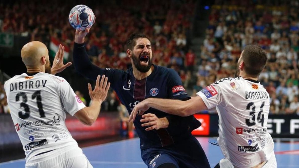 Karabatic intenta avanzar entre Dibirov y Borozan, del Vardar, en la final de este domingo en Colonia.-INA FASSBENDER