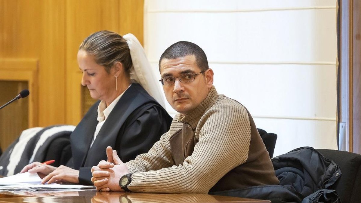 César F. M., junto a su abogada, en la primera sesión del juicio con jurado celebrado ayer en la Audiencia de Valladolid por el  ‘crimen de Parquesol’.-P. REQUEJO