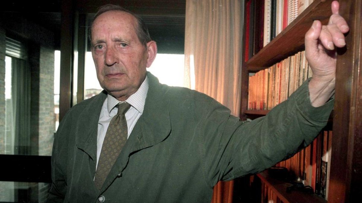 El escritor Miguel Delibes en su domicilio de Valladolid en una imagen de archivo.-DAVID ARRANZ/ ICAL
