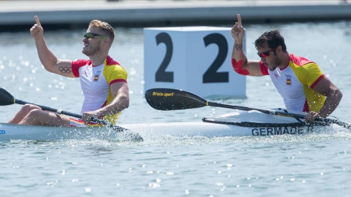 Marcus Cooper y Rodrigo Germade celebran su triunfo en Castelldefels-ENRIC FONTCUBERTA (EFE)
