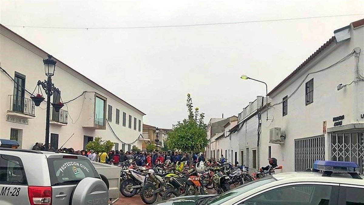 Vecinos concentrados en el Campillo con vehículos y motos para la búsqueda de la joven zamorana.-EUROPA PRESS