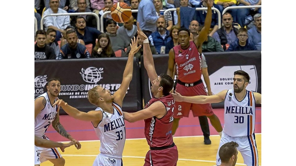 Sergio de la Fuenta, MVP ayer, lanza a canasta y Gilling intenta taponar.-PABLO REQUEJO / PHOTOGENIC