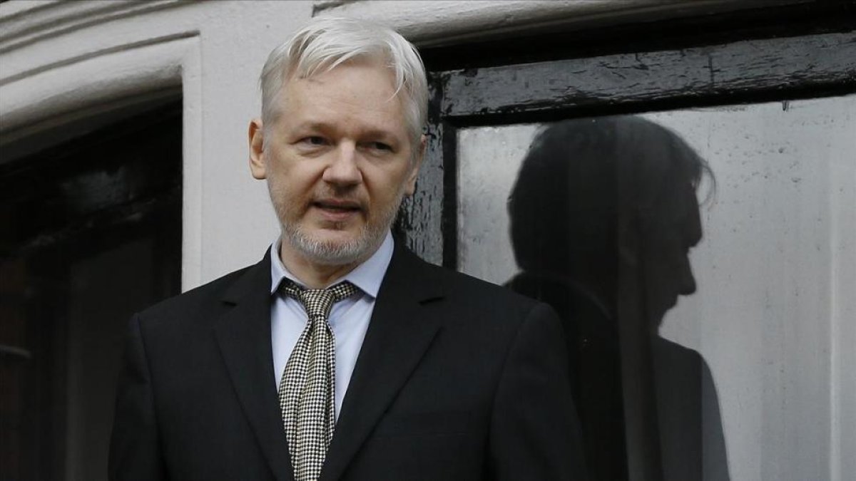 Julian Assange en el balcón de la embajada de Ecuador en Londres.-AP / KIRSTY WIGGLESWORTH