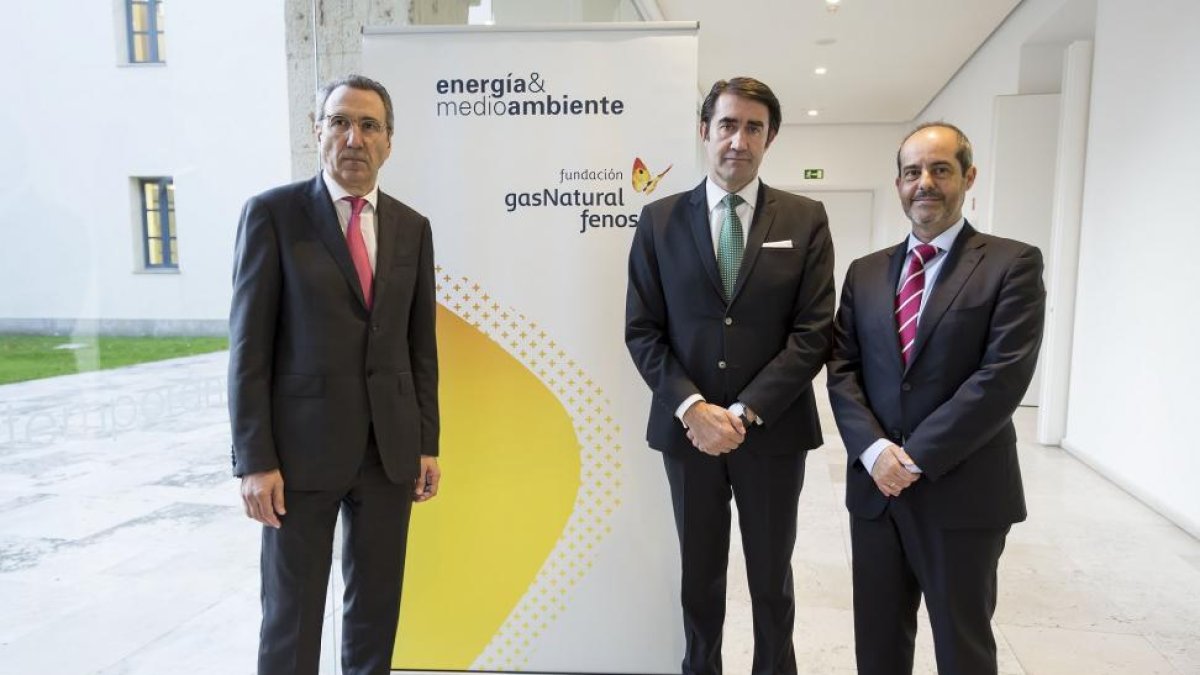 El director general de la Fundación Fenosa Gas Natural,Martí Solá; el consejero de Fomento, Juan Carlos Suárez-Quiñones, y el director general de Gas Natural en Castilla y León, Juan Antonio Pazos Arranz, en la inauguración del Seminario 'Los impuestos d-ICAL