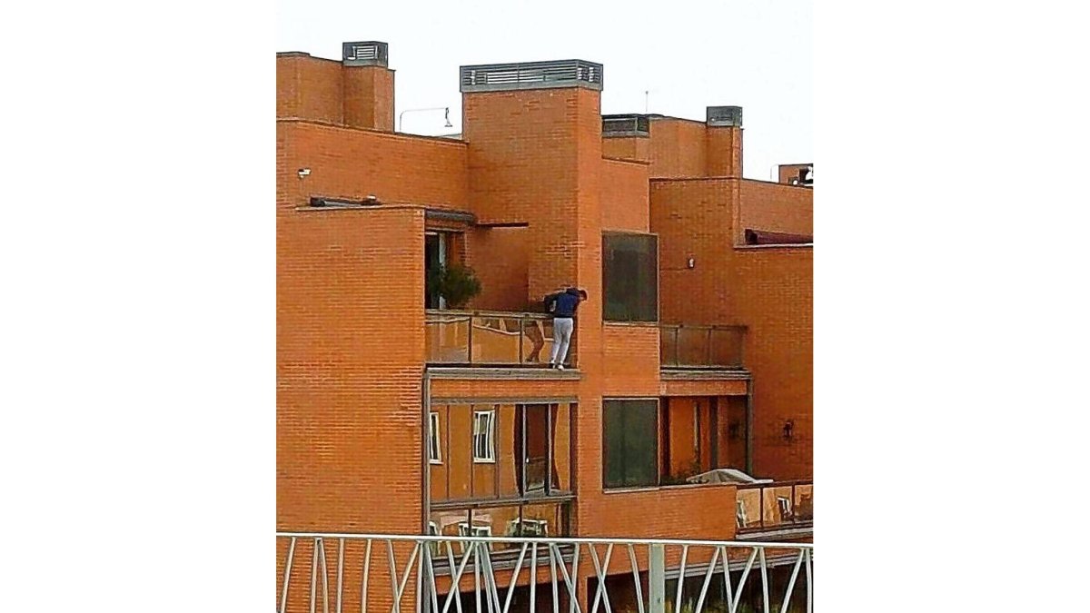 El caco inicia el descenso mirando al vacío.-E. M.