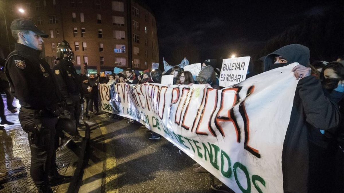 Los protestantes de Gamonal se plantan delante de la policía.-SANTI OTERO