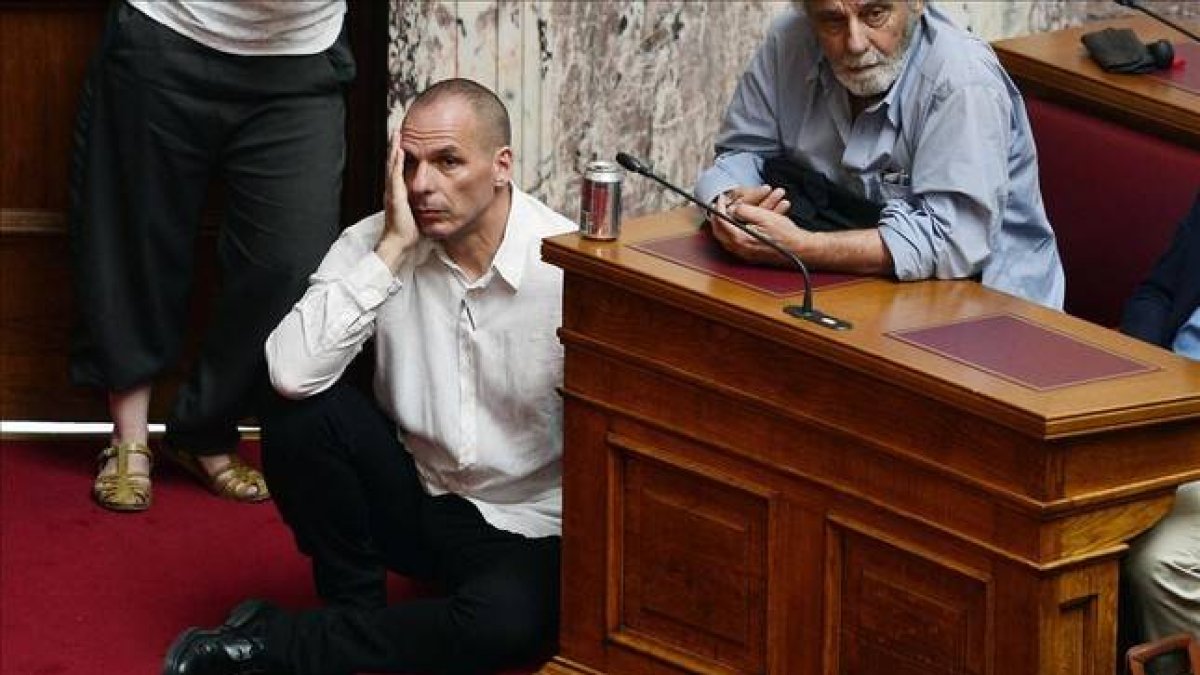 El ministro griego de Finanzas, Yanis Varufakis, asiste a una sesión en el Parlamento en Atenas, Grecia.-Foto:   AFP / LOUISA GOULIAMAKI