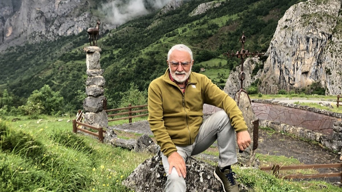 Isidoro Rodríguez en el Mirador del Tombo de Posada de Valdeón./ ArgiComunicación