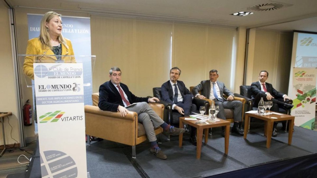 La consejera de Economía y Hacienda, Pilar del Olmo, clausura la jornada 'Brexit, sus implicaciones en el sector agroalimentario'. En la imagen, junto a Pablo Lago, director de El Mundo - Diario de Castilla y León y los pontentes.-ICAL