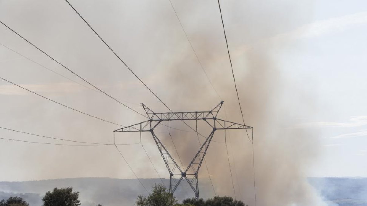 Línea de alta tensión que vio ayer afectada por el fuego.-ICAL