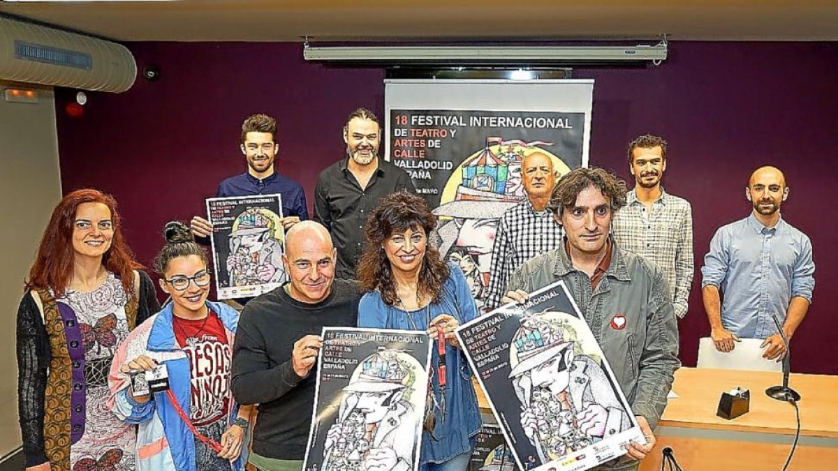La concejala Ana Redondo y Javier Martínez junto a integrantes de las compañías de Estación Norte-C.A.