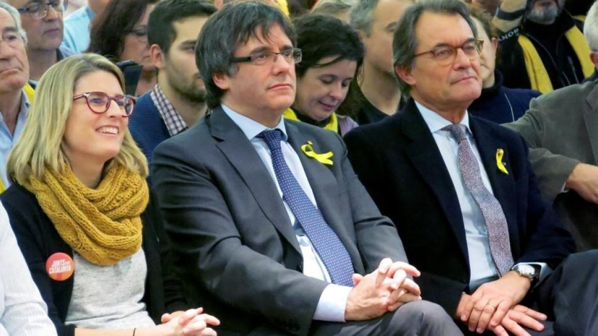 Carles Puigdemont y Artur Mas, con la directora de campaña de JxCat, Elsa Artadi, en Bruselas.-PERIODICO (EFE / CARLOS REY)