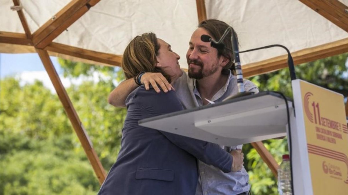 Ada Colau y Pablo Iglesias, en un acto para festejar la Diada, el pasado mes de septiembre en Santa coloma de Gramanet.-/ JOAN PUIG