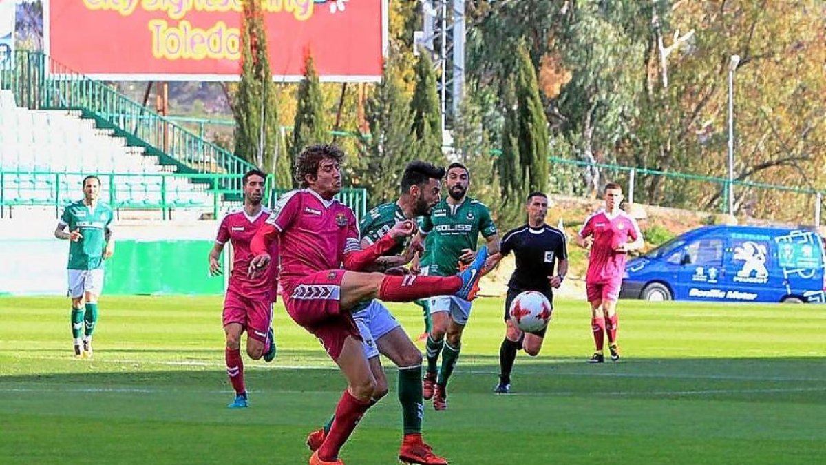El defensa central Mario despeja el balón, durante el partido de ayer en Toledo.-LOF