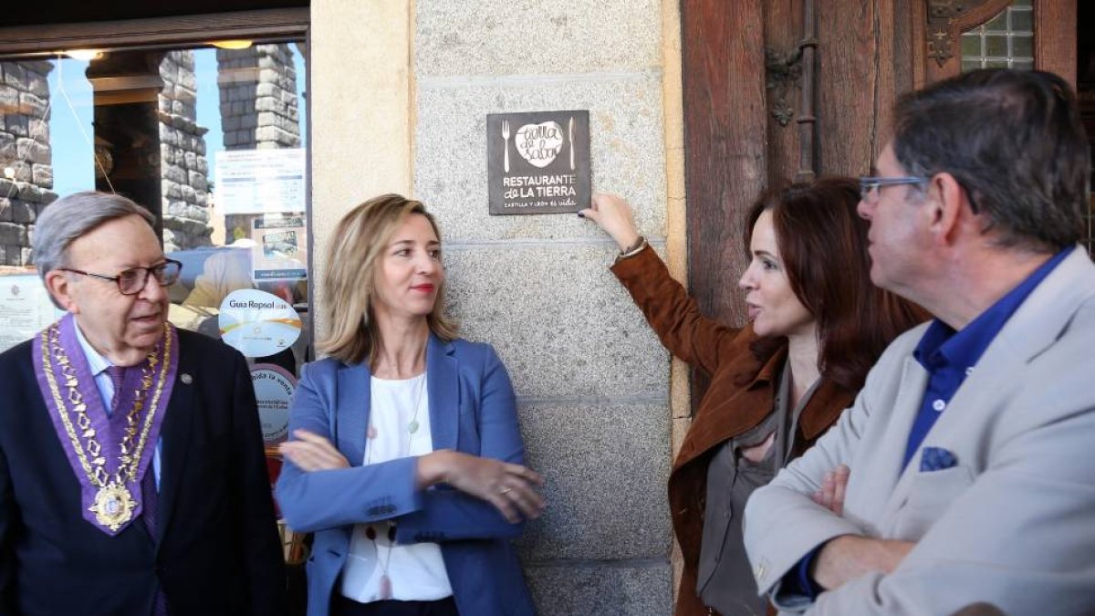 Las consejeras de Agricultura y Ganadería y de Cultura y Turismo, Silvia Clemente y Alicia García junto con el presidente de la Federación de Empresarios de Hostelería de Castilla y León, Julián Duque (D), y el dueño del primer restaurante adherido a la -Ical