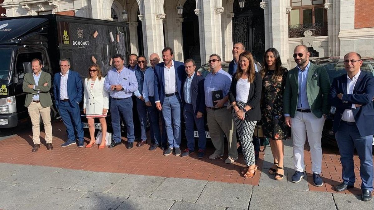 Óscar Puente y Luis Vélez en la presentación de los vehículos híbridos de Gregorio Díez esta mañana.-EUROPA PRESS