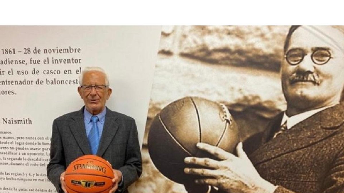 Pepe Mortainos, en una imagen de archivo en la FBCyL junto a la imagen del fundador del baloncesto. / G. VELASCO