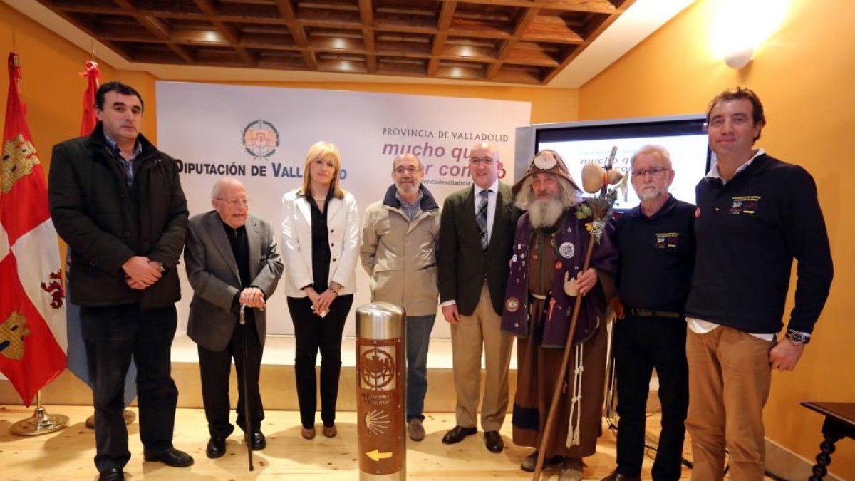 El presidente de la Diputación de Valladolid, Jesús Julio Carnero, presenta los contenidos que la institución llevará a la Feria de Turismo de Interior (Intur). Junto a él, el escritor José Jiménez Lozano y un peregrino, entre otros-Ical