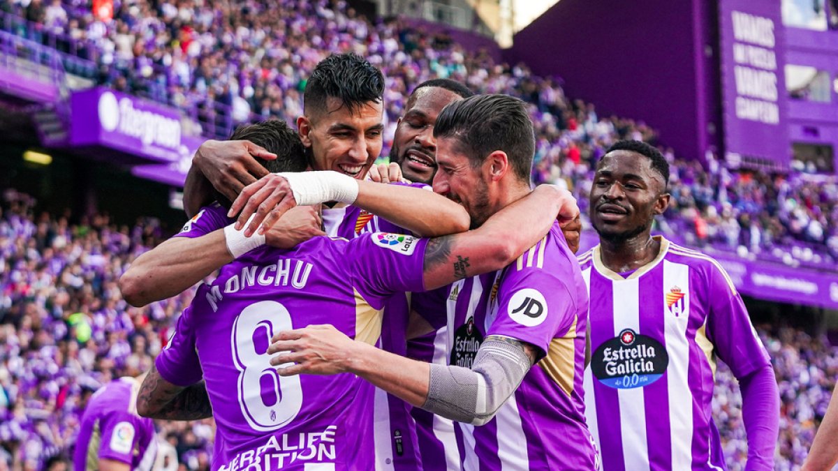 Los jugadores del Real Valladolid celebran el gol de Monchu ante el Girona. / RV